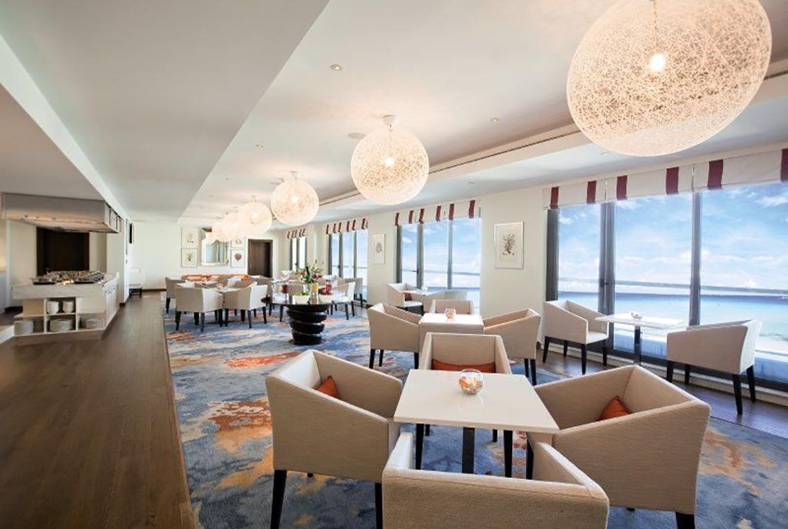 Innenansicht des Restaurants im JA Ocean View Hotel mit Blick auf das Meer.