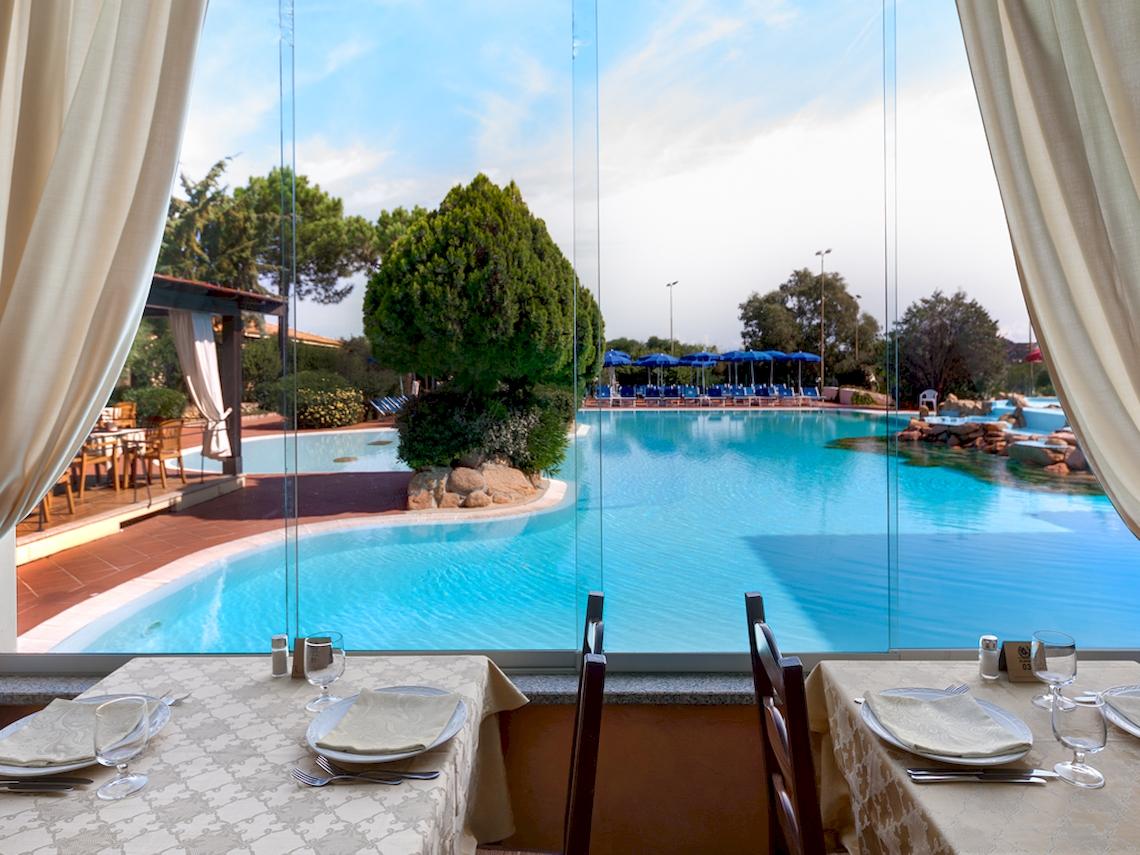 Aussicht aus dem Restaurant des Colonna Hotel Du Golf auf den Pool