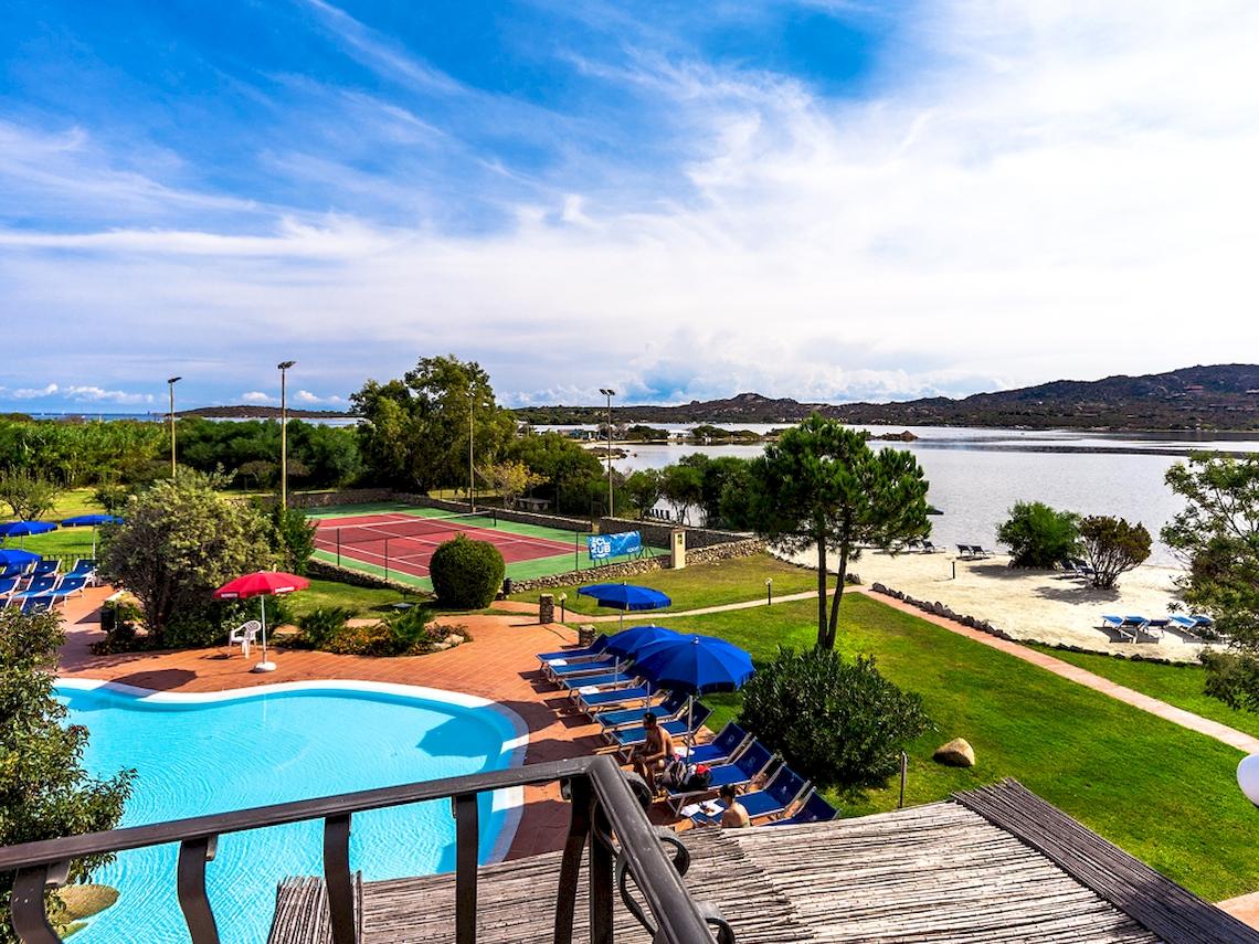 Aussicht auf das Colonna Hotel Du Golf mit Pool, Tennisplatz und Strand