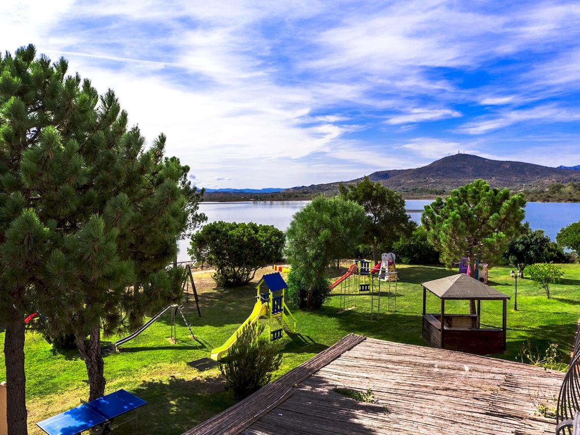 Aussicht auf Spielplatz und See am Colonna Hotel Du Golf