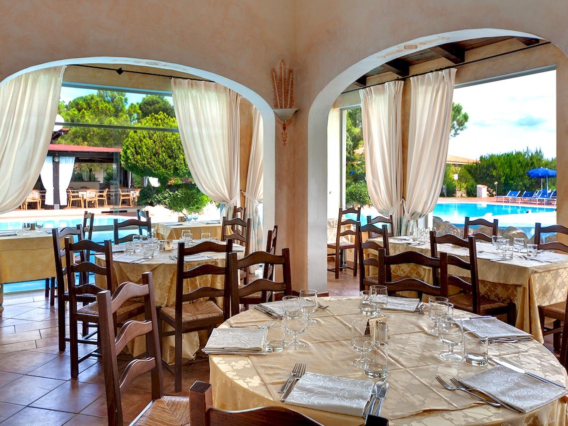 Hotelrestaurant mit Blick auf den Pool im Colonna Hotel Du Golf