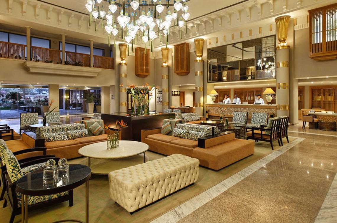Lobbybereich des Continental Hotel Hurghada mit luxuriösem Interieur und üppiger Bepflanzung.