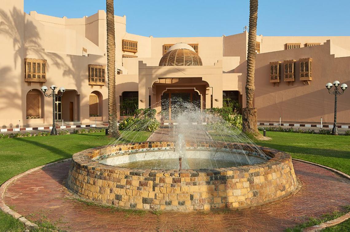 Eingangsbereich des Continental Hotel Hurghada mit Brunnen und Palme.