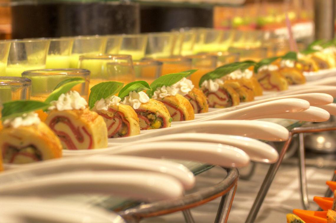 Buffet im Continental Hotel Hurghada mit vielen Gerichten auf einer langen Tafel.