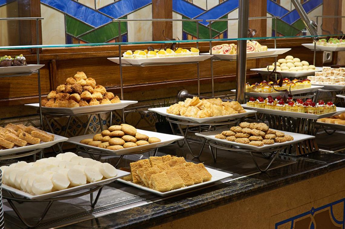 Buffet im Continental Hotel Hurghada mit verschiedenen süßen Gerichten auf mehreren Platten.