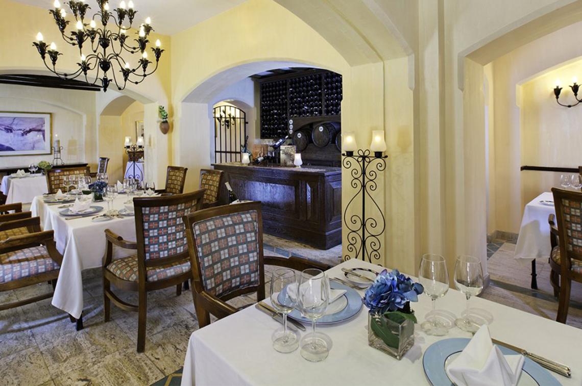 Innenansicht des Restaurants im Continental Hotel Hurghada mit Tisch, Stühlen und Dekor.