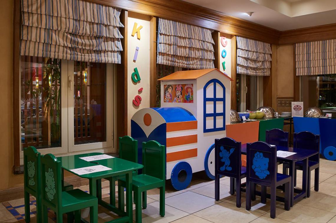 Kinder Spielbereich im Continental Hotel Hurghada mit bunten Möbeln und einem Zug.