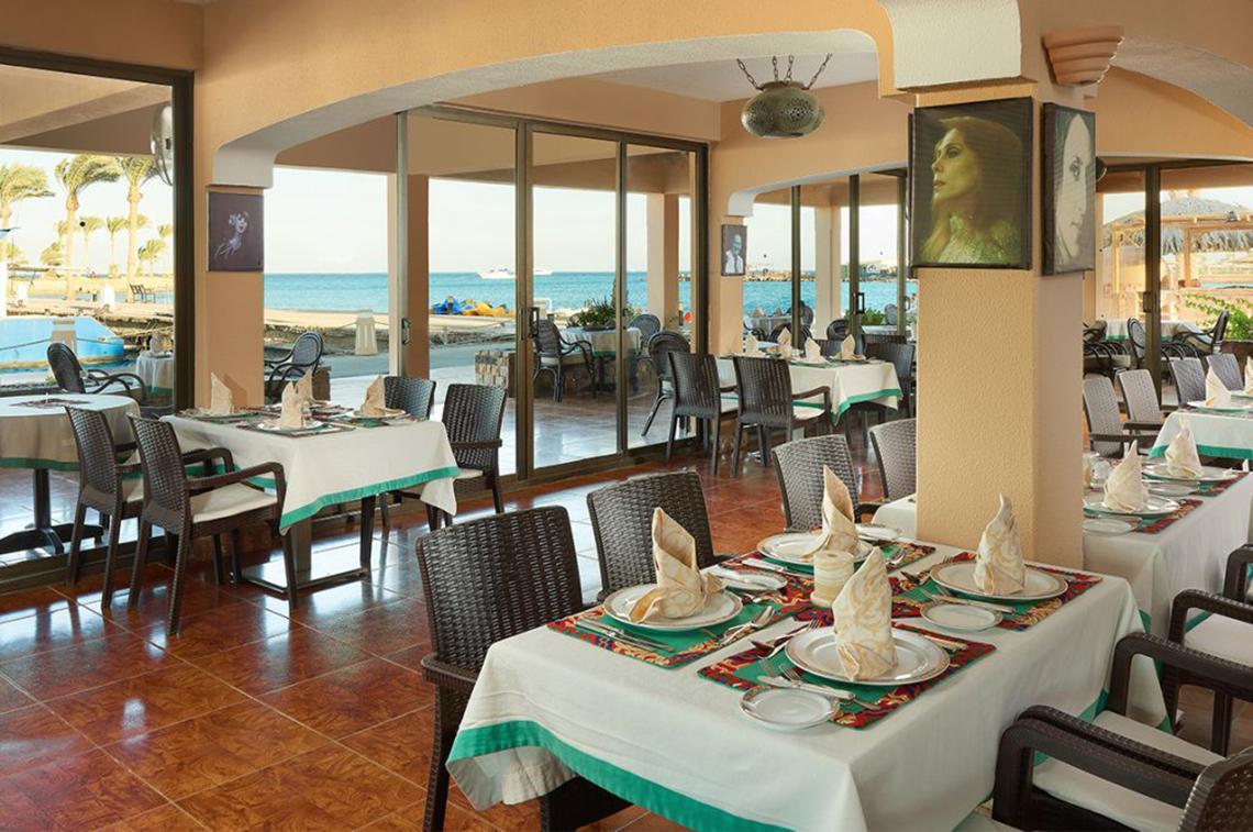 Innenansicht des Restaurants im Continental Hotel Hurghada mit Blick auf das Meer.