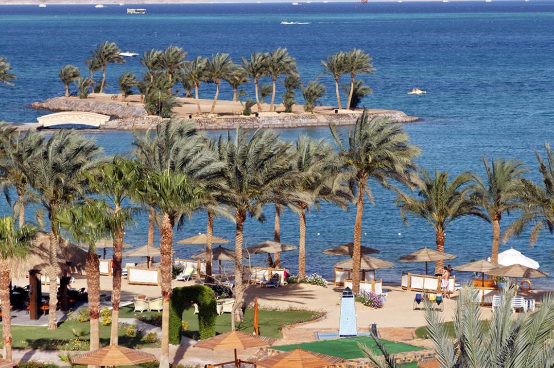 Luftaufnahme des Continental Hotel Hurghada mit Palmen und Meerblick.