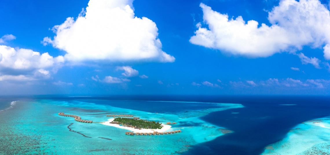 Luftaufnahme der Insel im Meer mit blauem Himmel und weißen Wolken