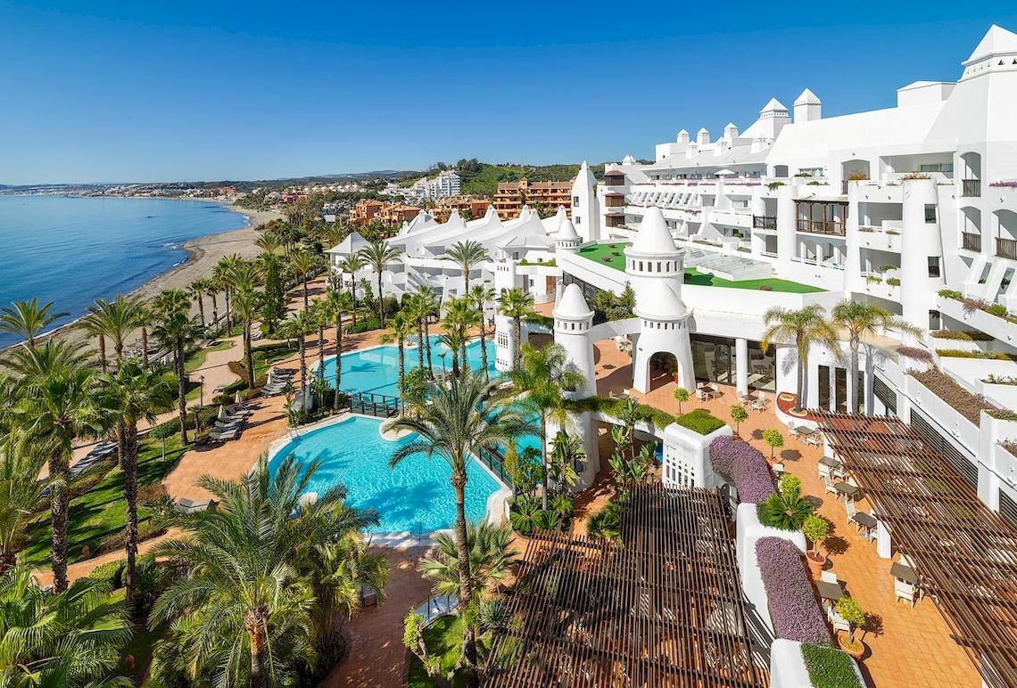 Außenansicht des H10 Estepona Palace Hotels mit Pool und Meerblick