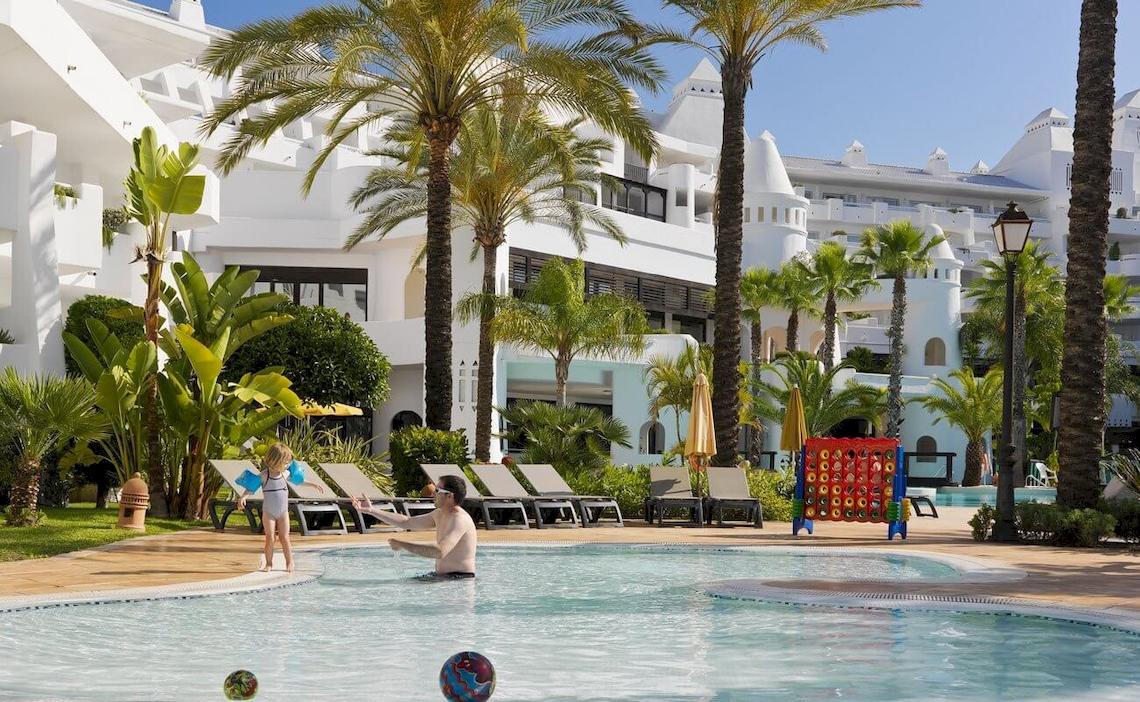 Familie im Pool vor dem H10 Estepona Palace Hotel