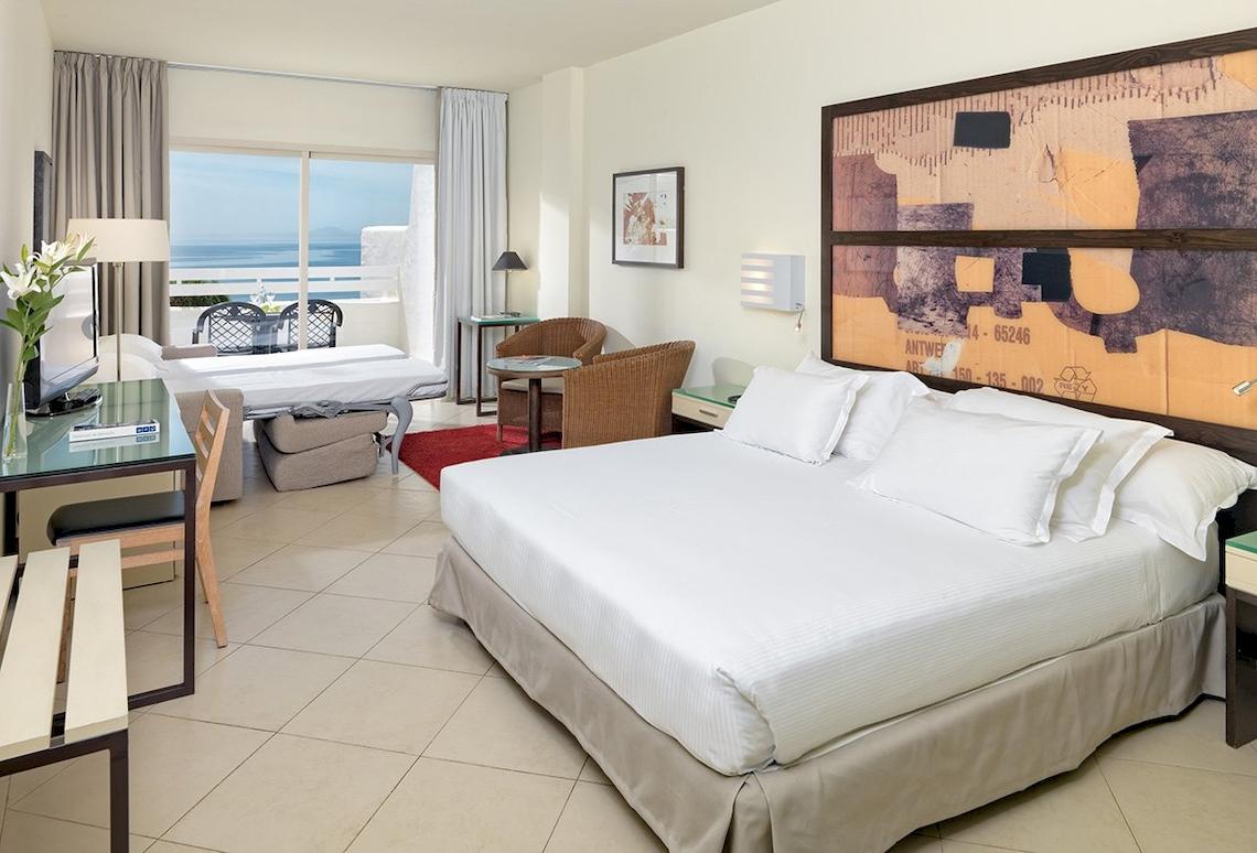 Innenansicht eines Zimmers im H10 Estepona Palace mit Blick auf das Meer.