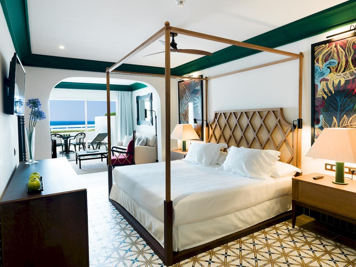 Schlafzimmer mit Baldachin-Bett im H10 Estepona Palace Hotel mit Blick auf das Meer.