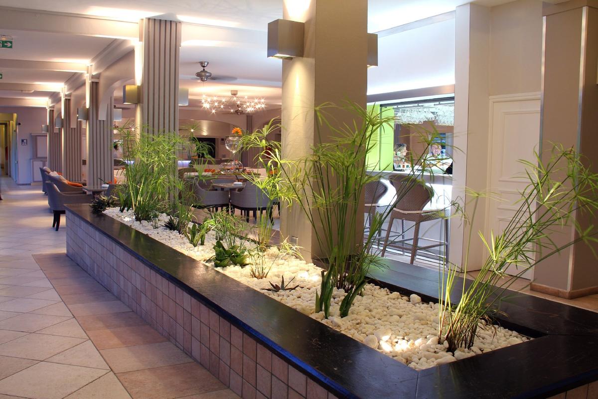 Innenansicht des La Pagerie - Tropical Garden Hotel mit Pflanzen und Möbeln.