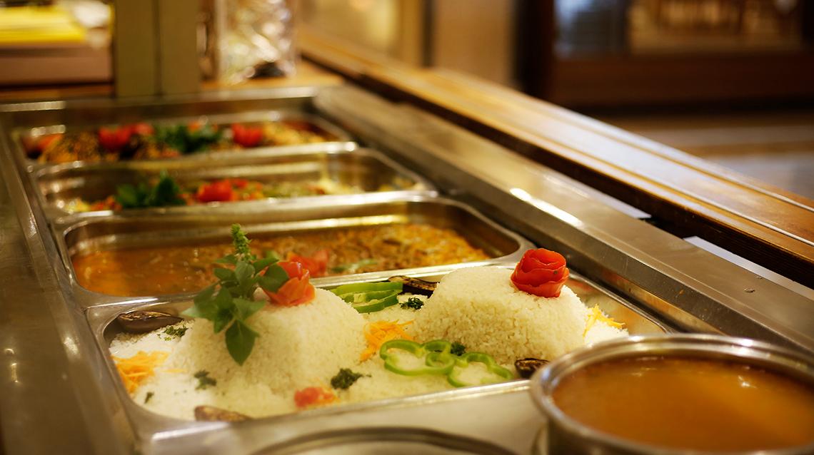 Buffet-Tisch im Sharm Club Beach Resort mit Reis, Gemüse und Soße.