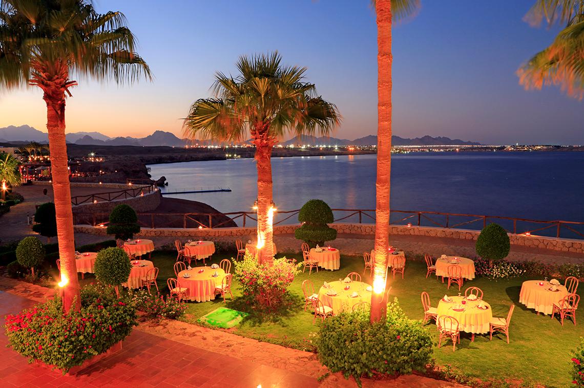 Abendessen auf der Terrasse des Sharm Club Beach Resort mit Blick auf den Ozean.