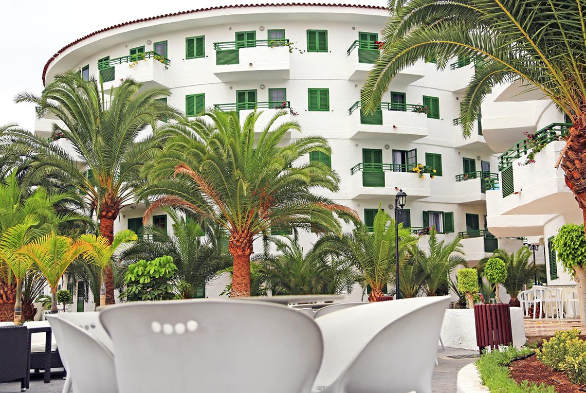 Servatur Playa Bonita Hotel mit grünen Balkonen und Palmen