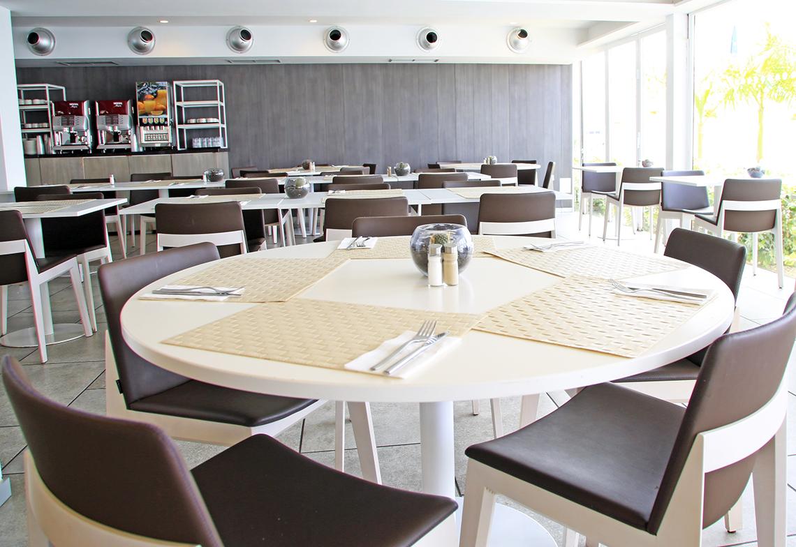 Restaurant im Servatur Playa Bonita mit Tischen und Stühlen