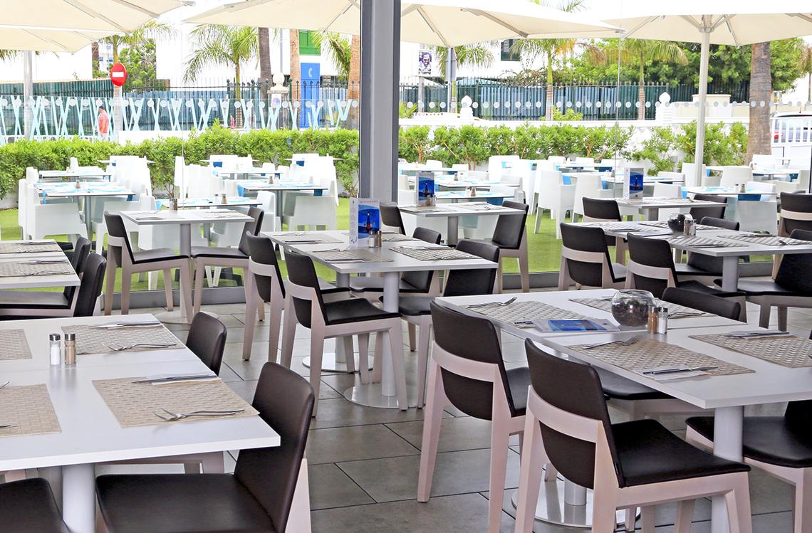 Außenbereich des Restaurants des Hotels Servatur Playa Bonita mit Tischen und Stühlen