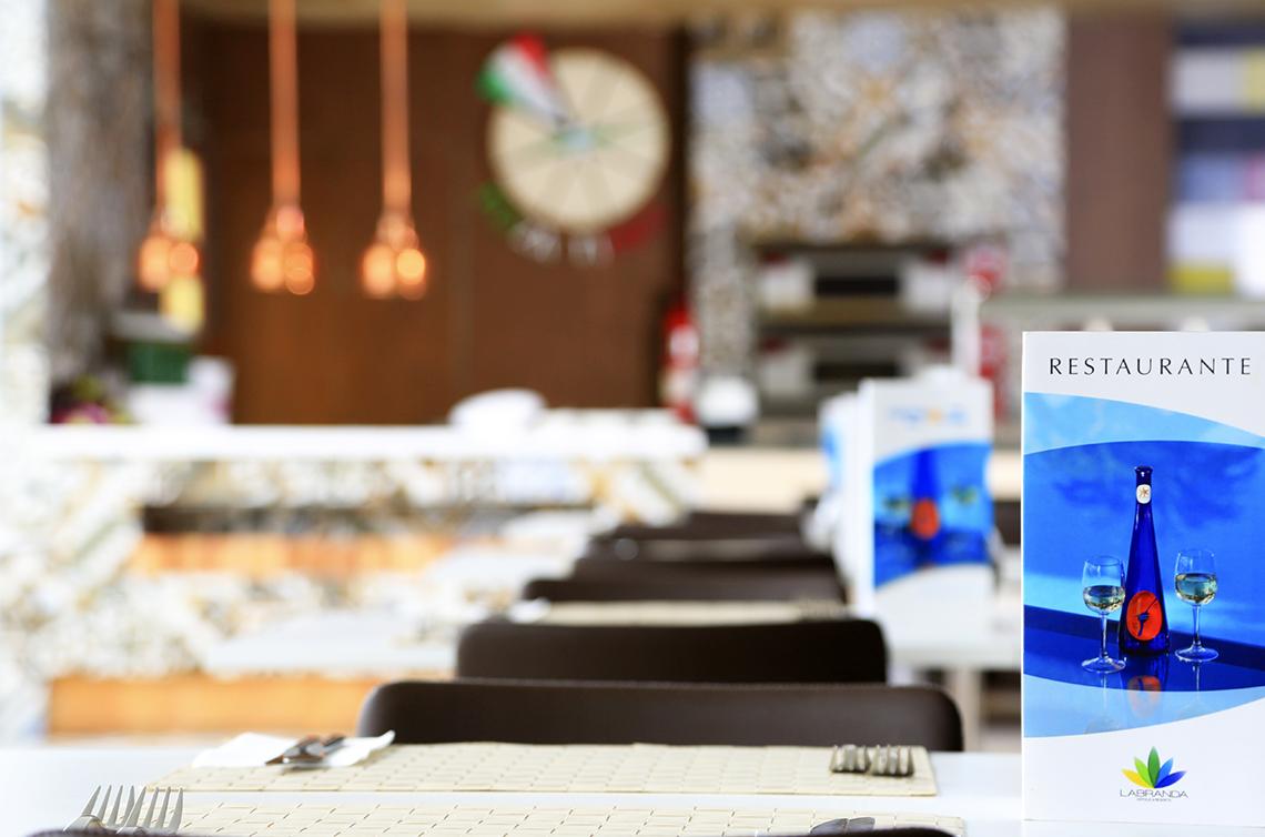 Restaurant im Servatur Playa Bonita mit geschmackvoll gedecktem Tisch