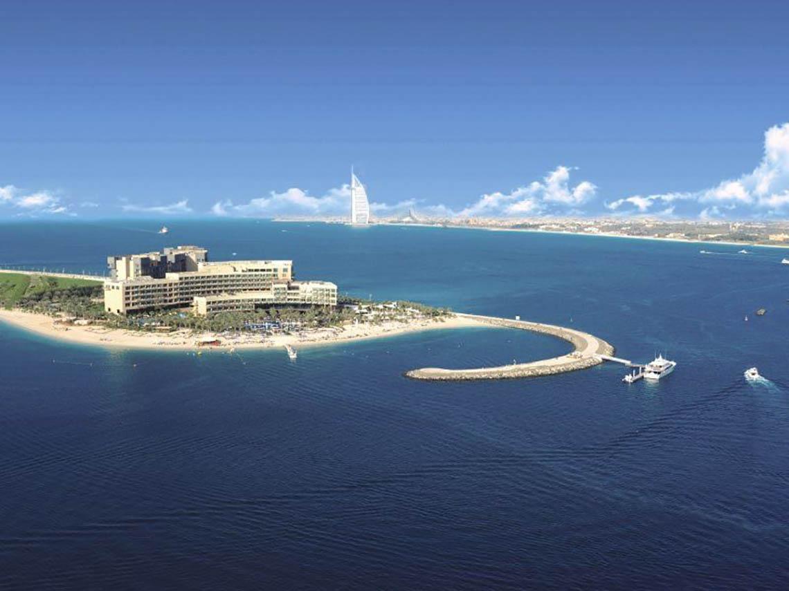 Luxuriöses Hotel auf einer Insel im Meer mit Blick auf Dubai
