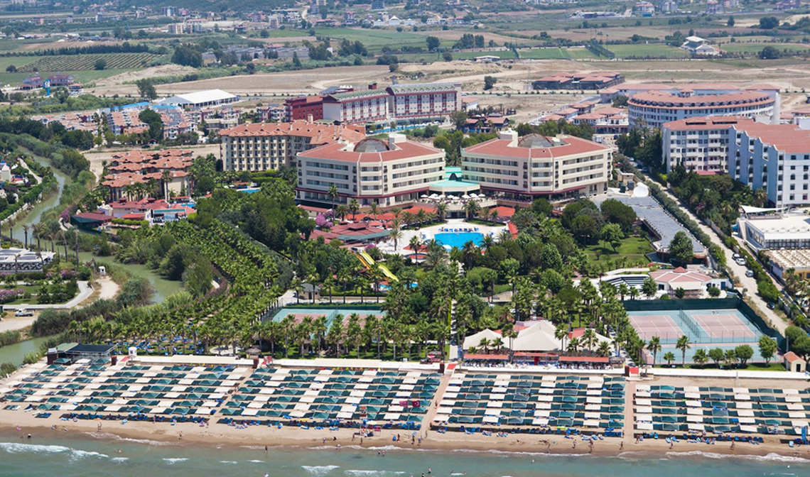 Miramare Queen Hotel Außenansicht mit Gebäuden, Pool und Strand
