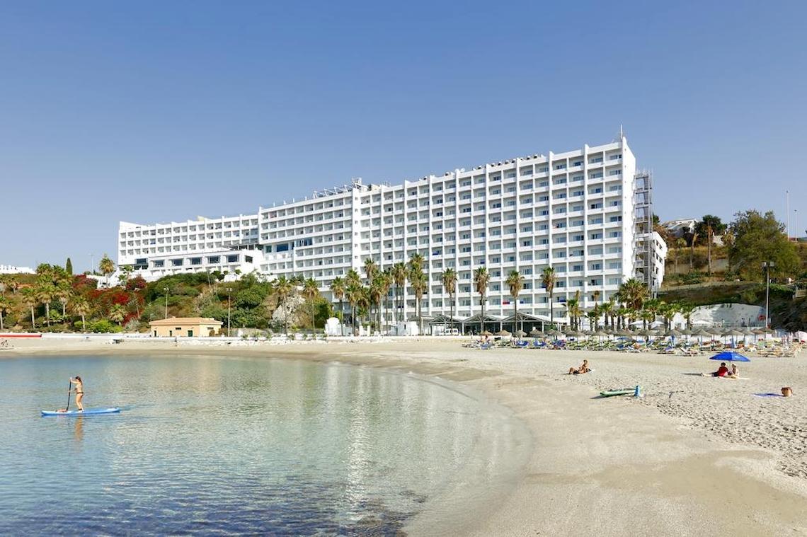 Das Playabonita Hotel am Strand mit vielen Gästen und Palmen.