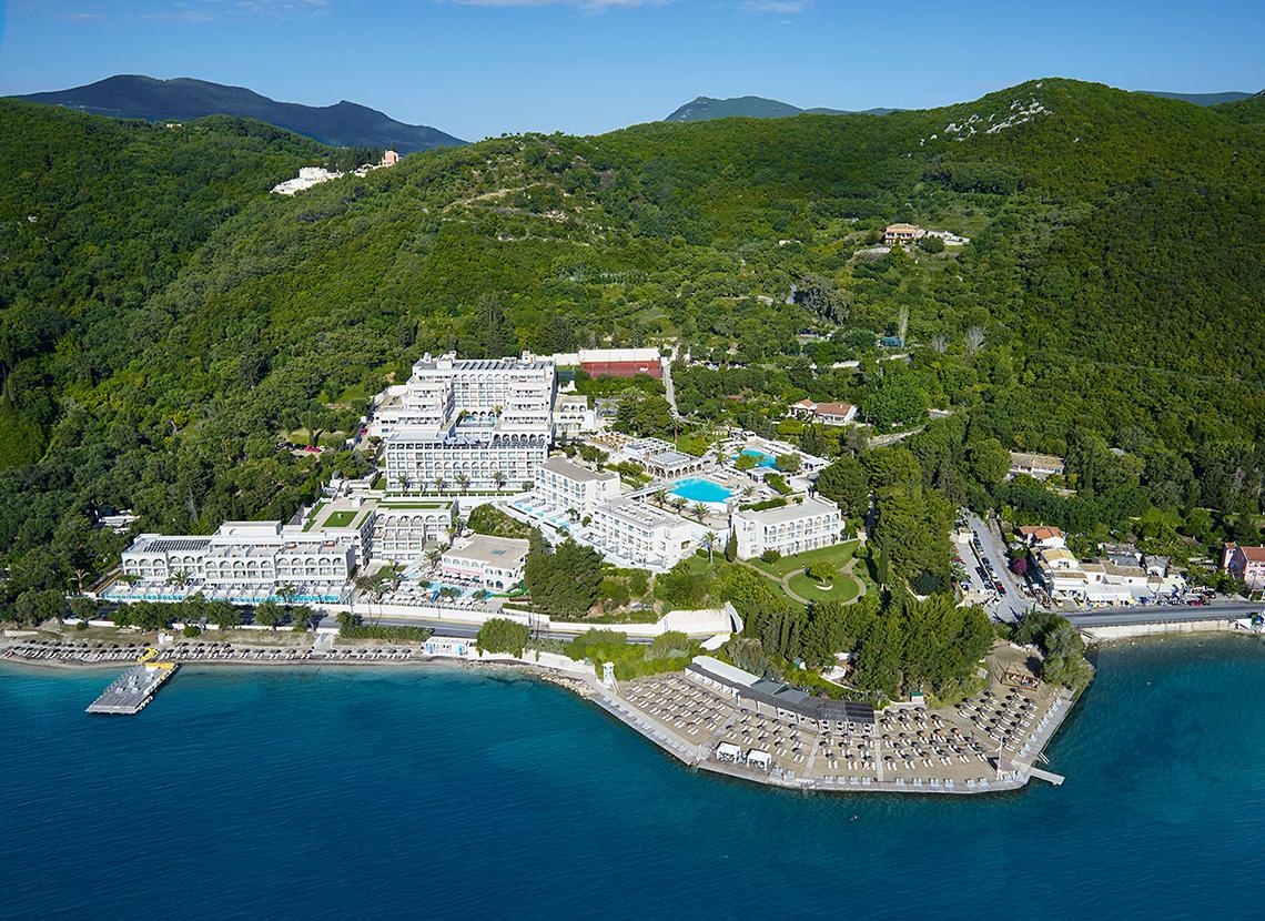 Luftaufnahme des MarBella Corfu Hotels mit Swimmingpool und Klippen am Meer
