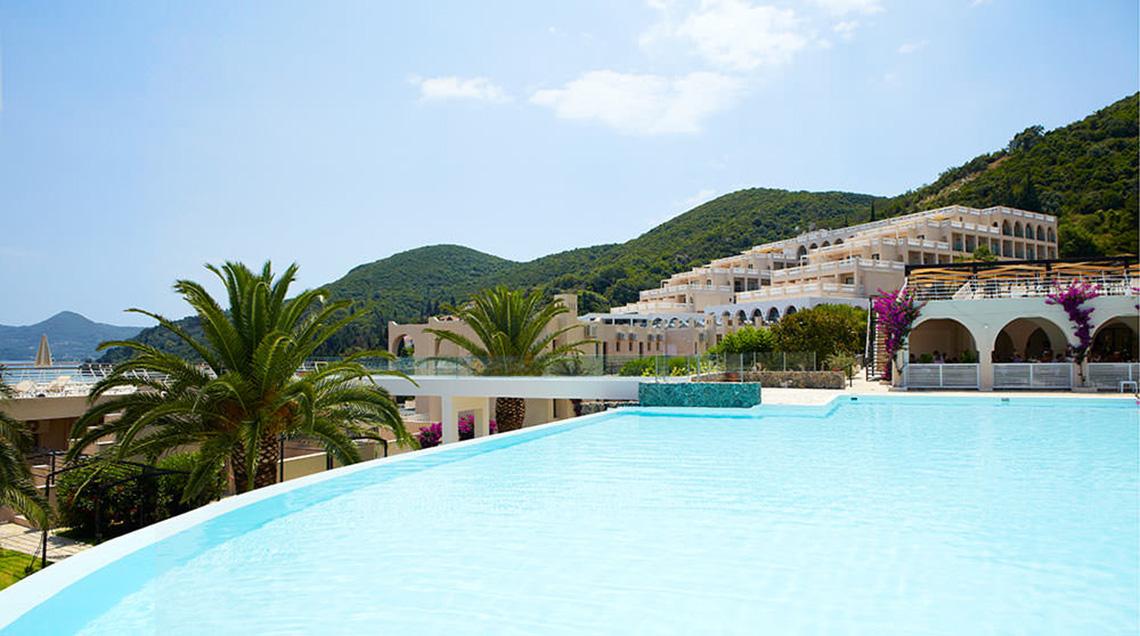 Außenpool des MarBella Corfu Hotels mit Blick auf die Berge und Gebäude