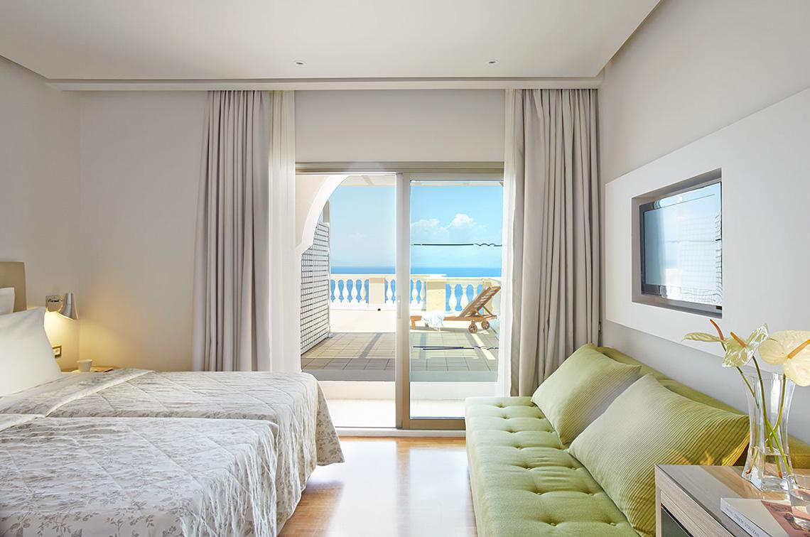 Doppelbett-Zimmer mit Balkon und Meerblick im MarBella Corfu Hotel