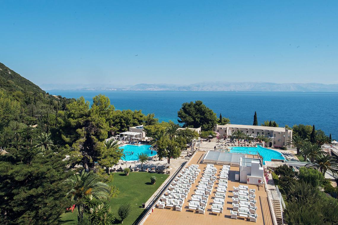 Luftaufnahme des MarBella Corfu Hotels mit Swimmingpools und Blick auf das Meer.