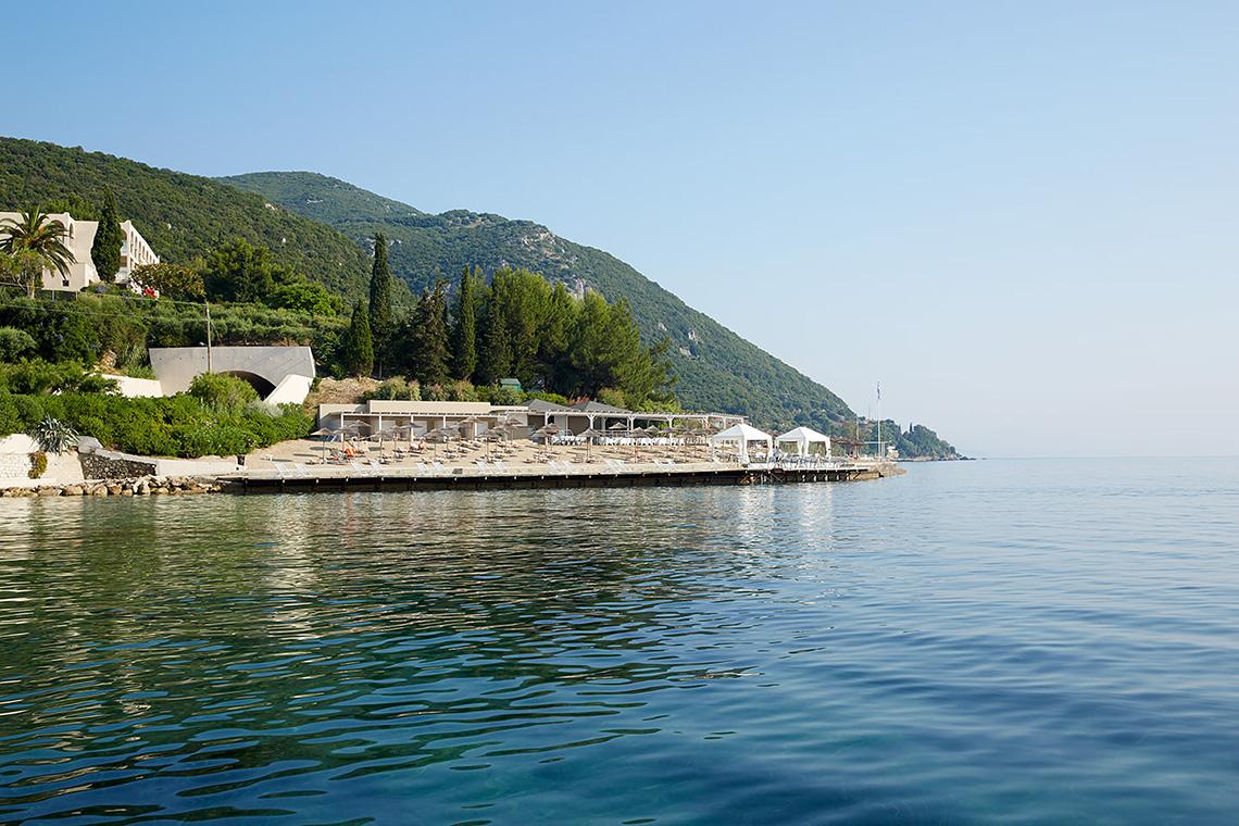 MarBella Corfu Hotel mit Strand und Meer im Hintergrund