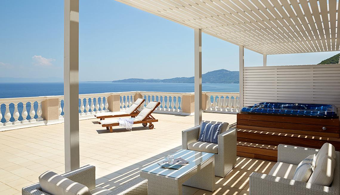 Ein Balkon des MarBella Corfu Hotels mit Whirlpool und Meerblick.
