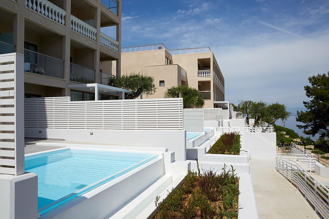 Außenpool und Treppenbereich des MarBella Corfu Hotels mit Blick auf das Meer.