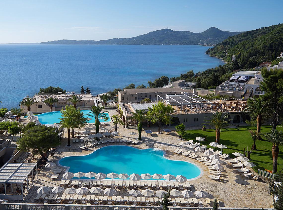 Luftaufnahme des MarBella Corfu Resorts mit Blick auf den Ozean und zwei Swimmingpools