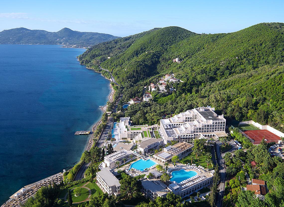 Luftaufnahme des MarBella Corfu Hotels mit Blick auf die Küste und Berge.