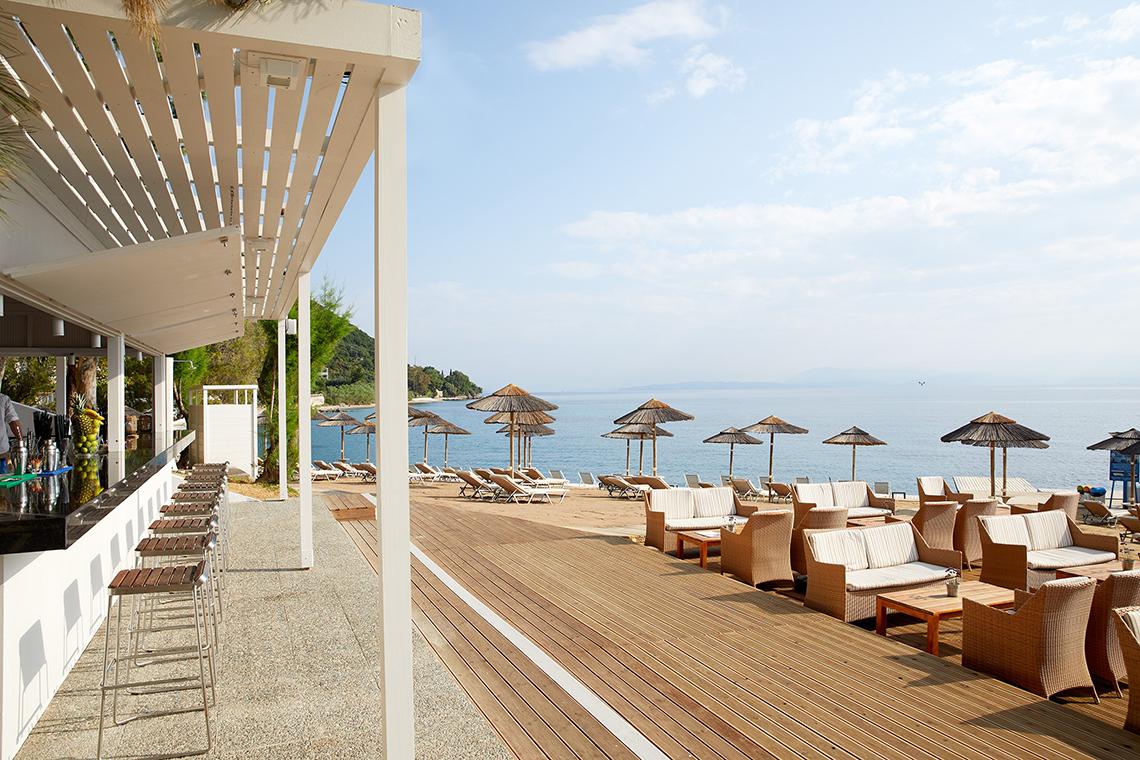 Terrasse des MarBella Corfu Hotels mit Blick auf das Meer und Sonnenschirme
