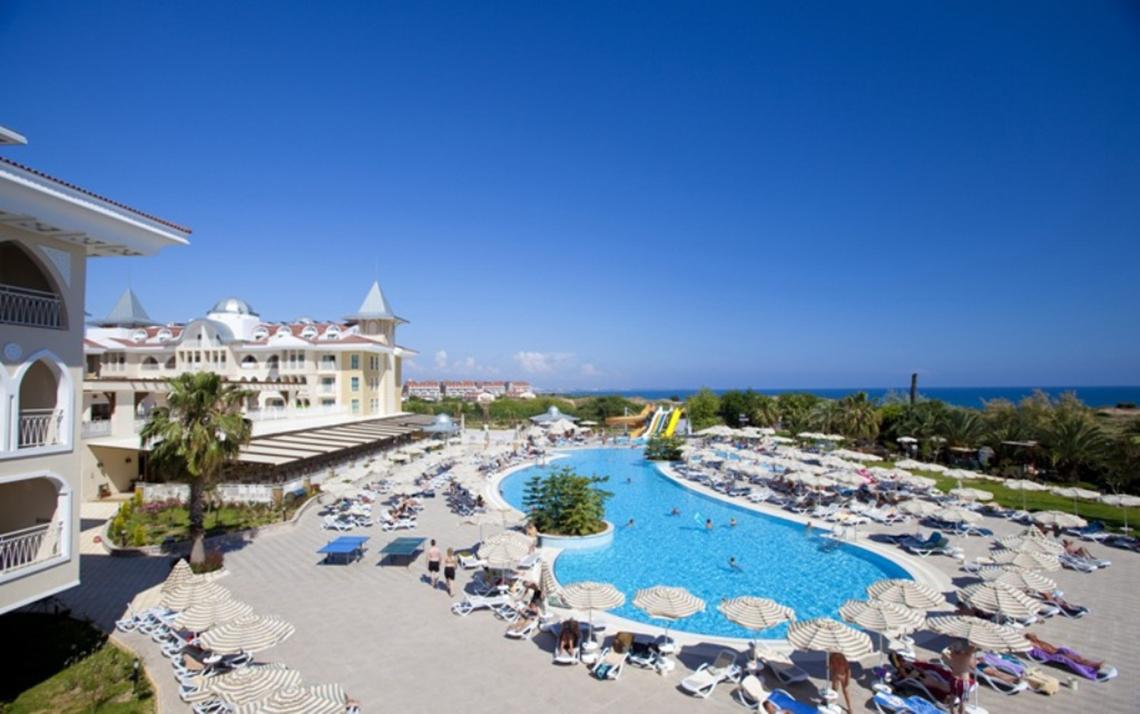 Außenbereich des Side Star Resort Hotels mit großem Pool und vielen Liegestühlen