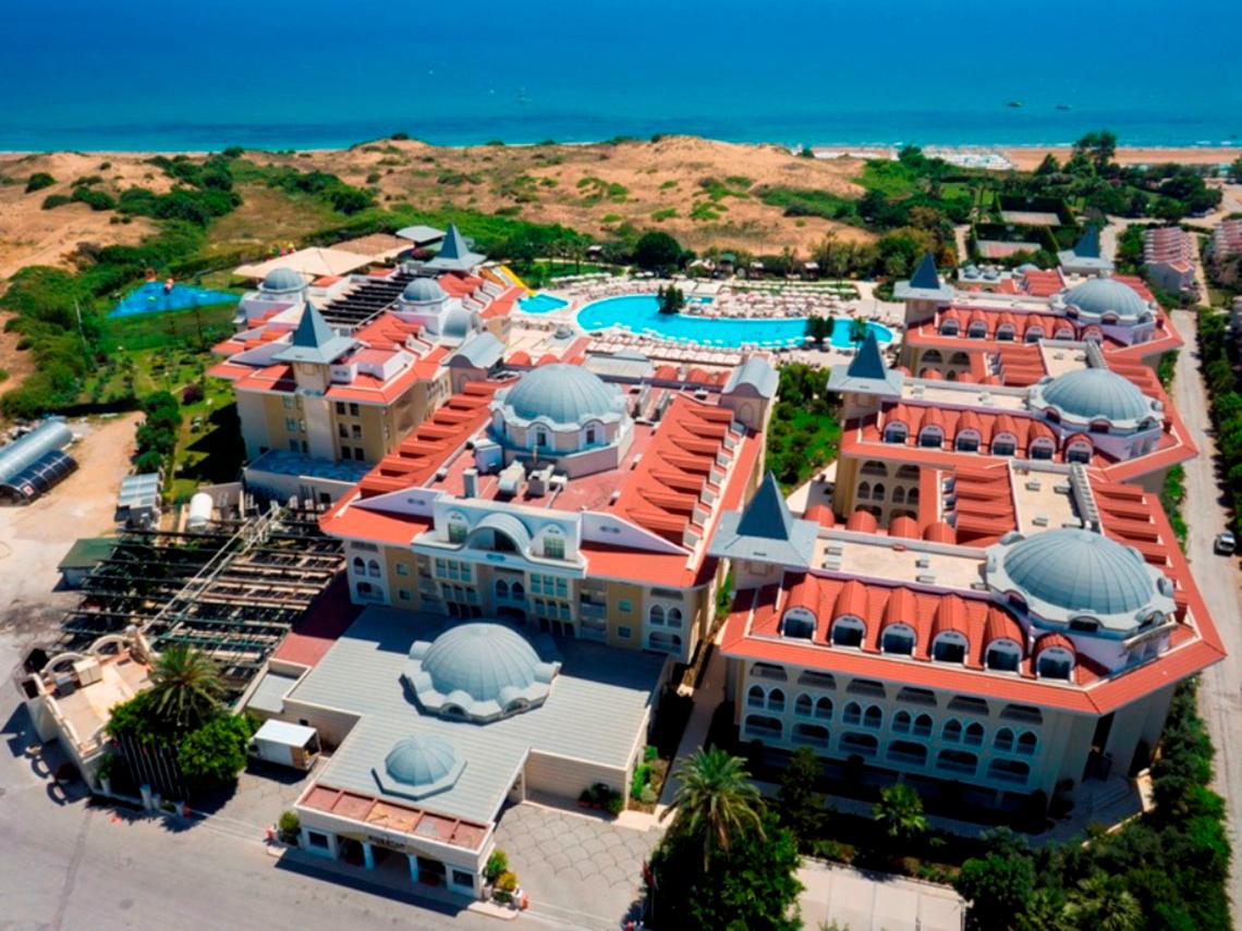 Luftaufnahme des Side Star Resorts mit Pool und Meer im Hintergrund.