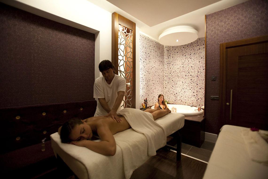 Massage im Side Star Resort mit einer Frau im Hintergrund in einem Whirlpool