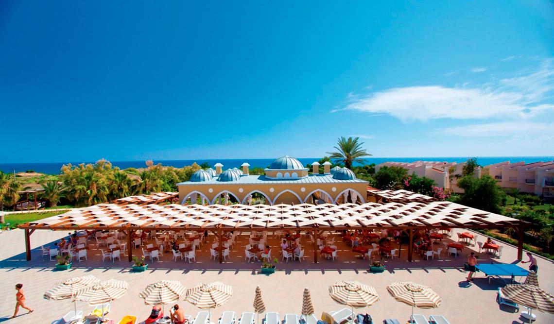 Aussenbereich des Side Star Resort Hotels mit Terrasse und Sonnenschirmen am Strand