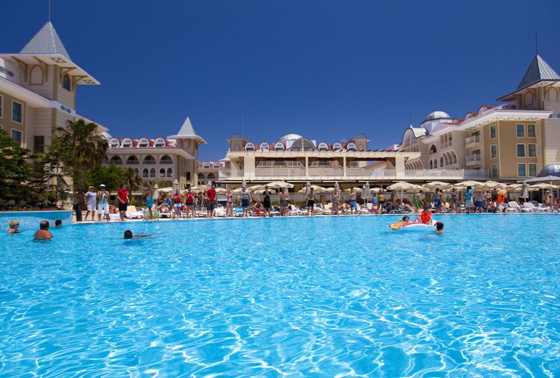 Außenpool des Side Star Resorts mit vielen Gästen, die schwimmen und sich entspannen.