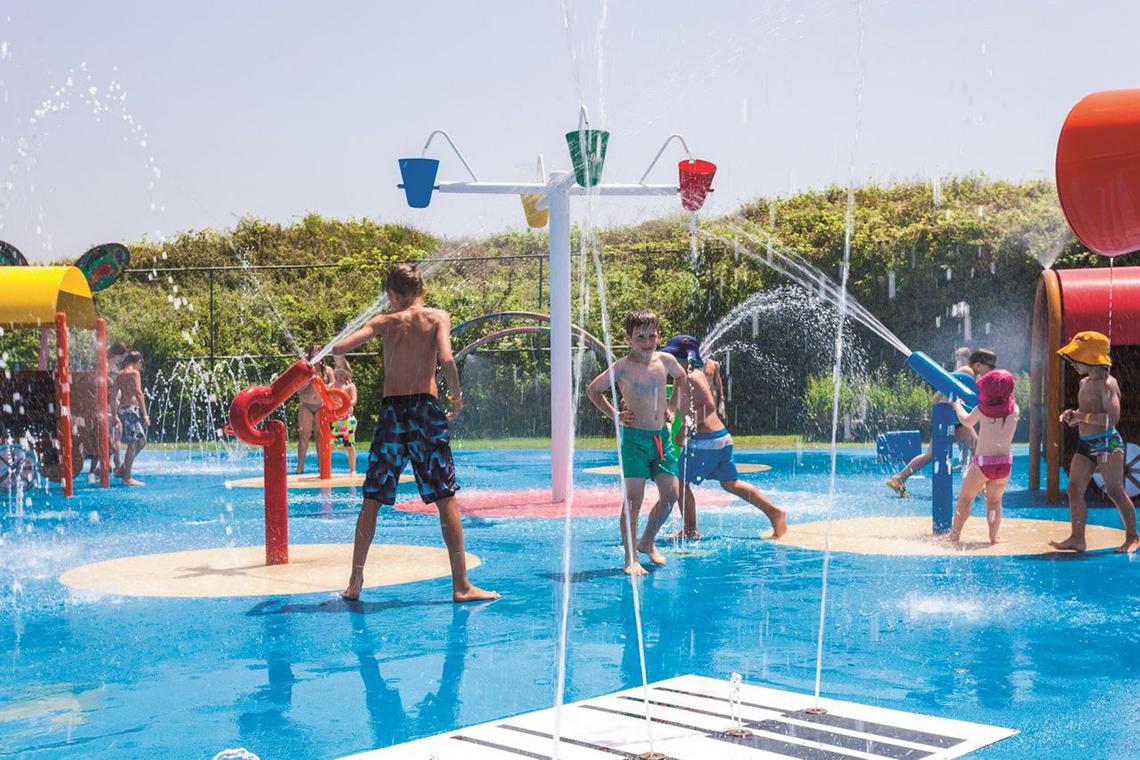 Kinder spielen auf einem Wasserspielplatz im Freien im Side Star Resort.