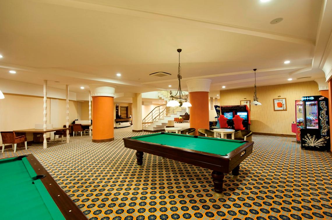 Spielzimmer im Side Star Resort mit Billardtischen und Arcade-Spielen.