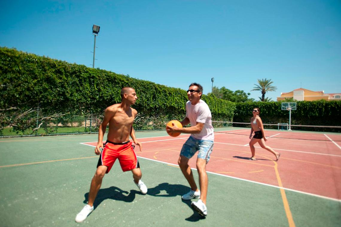 Tennisplatz mit Spielern im Side Star Resort