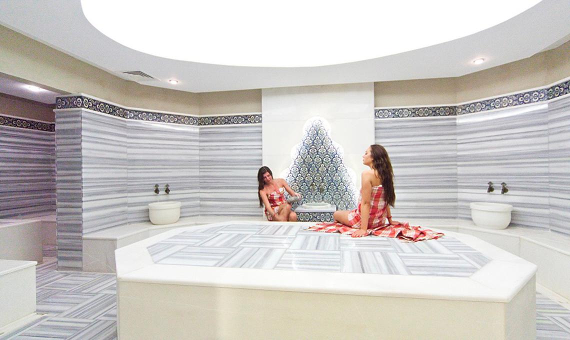 Zwei Frauen entspannen in einer luxuriösen Sauna im Side Star Resort.