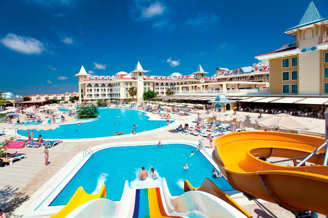 Außenbereich des Side Star Resorts mit mehreren Schwimmbecken und Wasserrutschen.