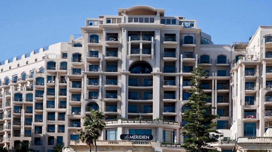 Fassade des Malta Marriott Hotel & Spa mit vielen Fenstern und Balkonen