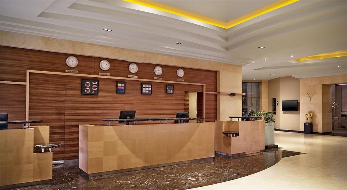 Empfangsbereich des Malta Marriott Hotel & Spa mit Rezeptionstresen und dekorativen Elementen